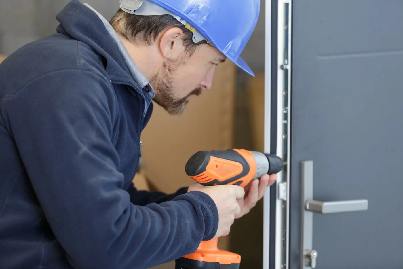 Perçage d'une serrure multipoints sur une porte métallique en Val-de-Marne